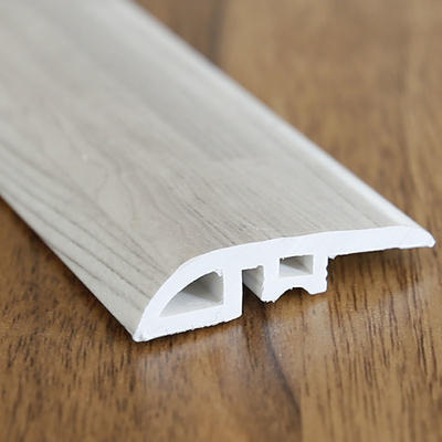 Los accesorios del suelo del tablón del vinilo del rodapié del PVC fáciles instalan diseño modificado para requisitos particulares